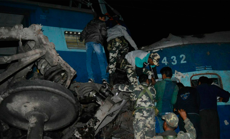Descarriló un tren en India: al menos 13 muertos y 100 heridos.