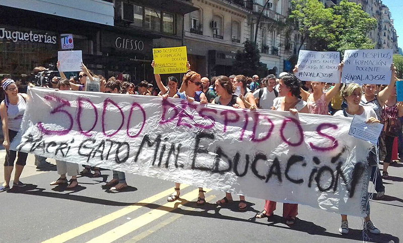 Trabajadores de la educación realizaron un abrazo solidario a la cartera educativa