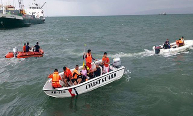 Malasia: rescataron a 27 personas que iban a bordo de un barco turístico