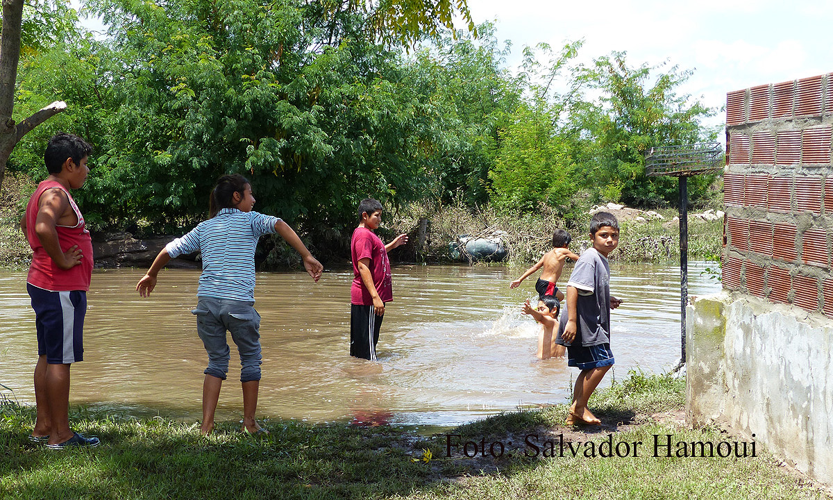 Agua, niños y diversión pese al dolor de la inundación…