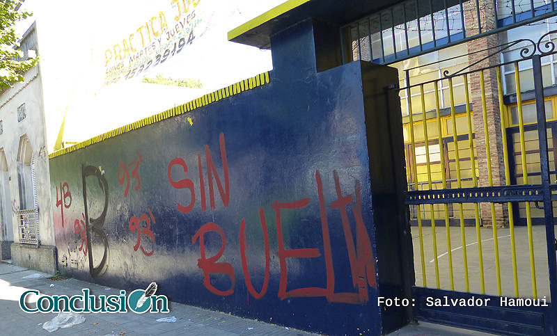 Pintadas en el frente de la subsede de Central