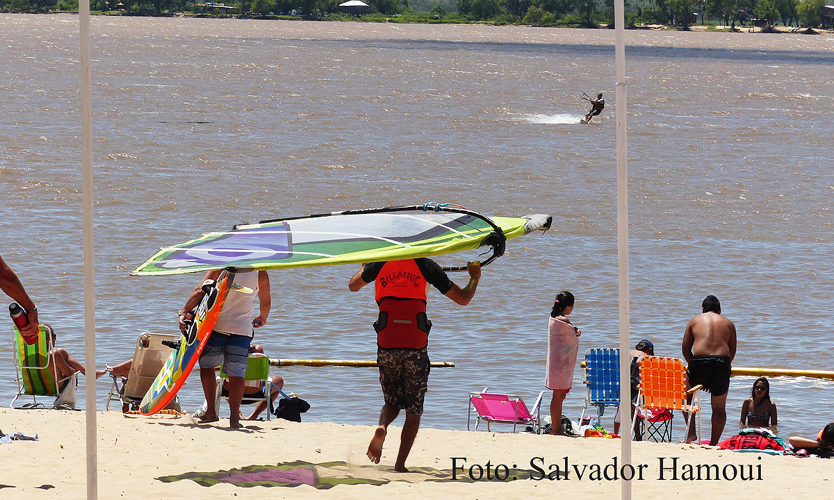 Sol, arena, río y deporte