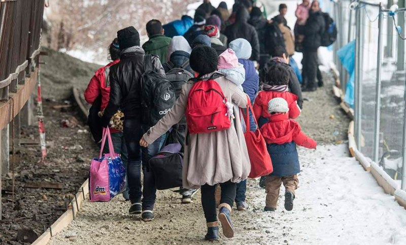 Miles de refugiados están atrapados y al borde de la muerte por el frío en Europa