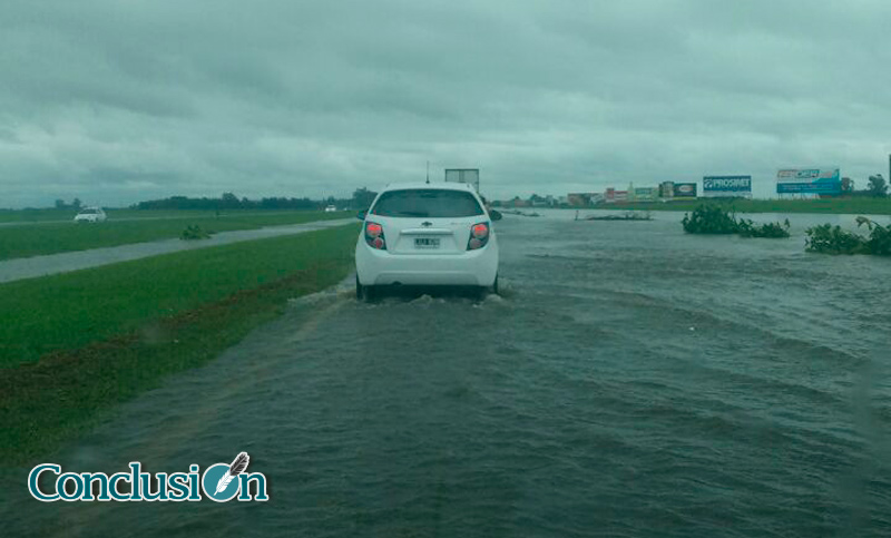Más de 300 evacuados y arroyos desbordados por el temporal en Santa Fe
