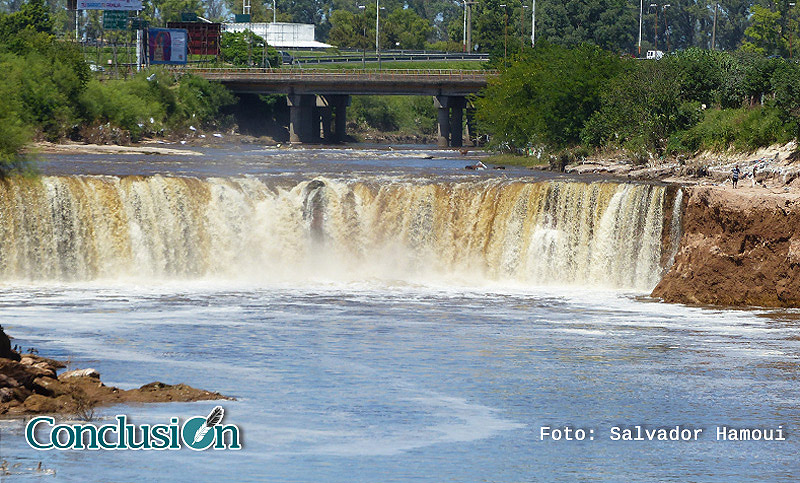 La cascada del arroyo Saladillo se apuntaló a 180 metros del puente Ayacucho