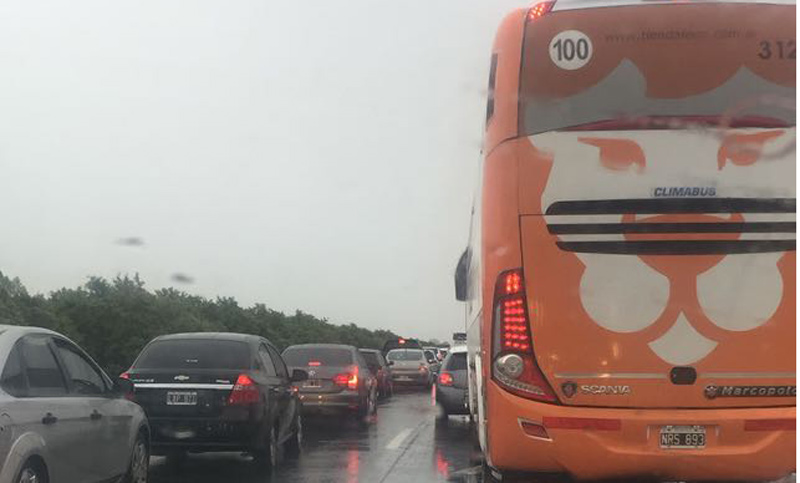 Autopista Rosario-Buenos Aires: tránsito asistido y cortes en varias rutas