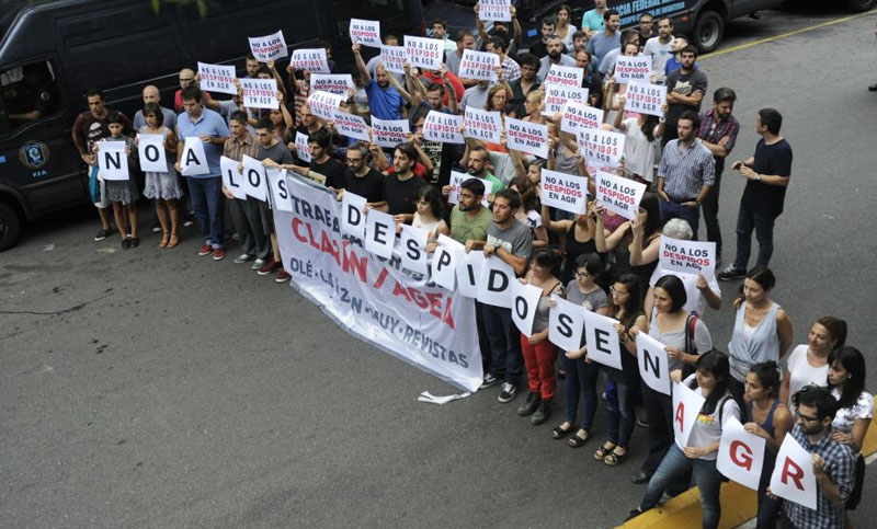 Un bloqueo demoró la salida de los medios del Grupo Clarín