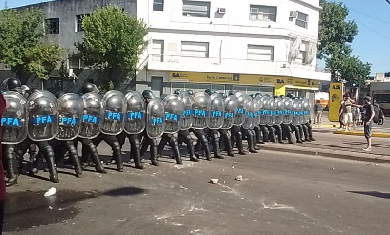 La policía reprimió y desalojó a trabajadores despedidos de la planta gráfica de Clarín