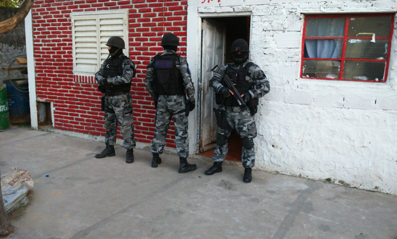 Secuestro de armas y cinco detenidos en 16 allanamientos por un intento de homicidio