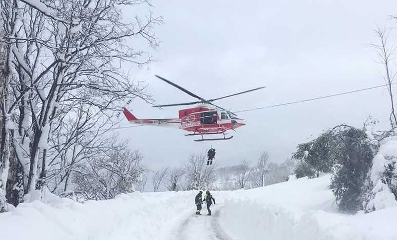 Italia: encontraron con vida a seis personas en el hotel sepultado por un alud