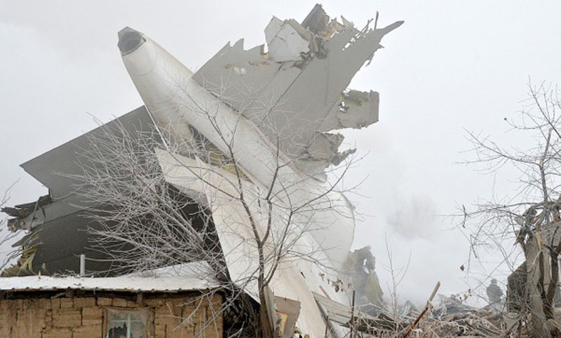 Otro accidente aéreo: 37 muertos al estrellarse un avión en Kirguistán