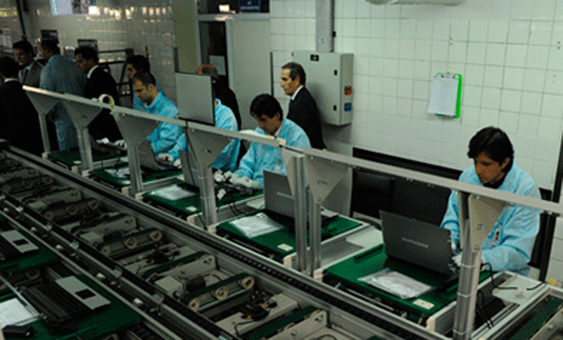 Alarmante ola de despidos por la entrada de computadoras