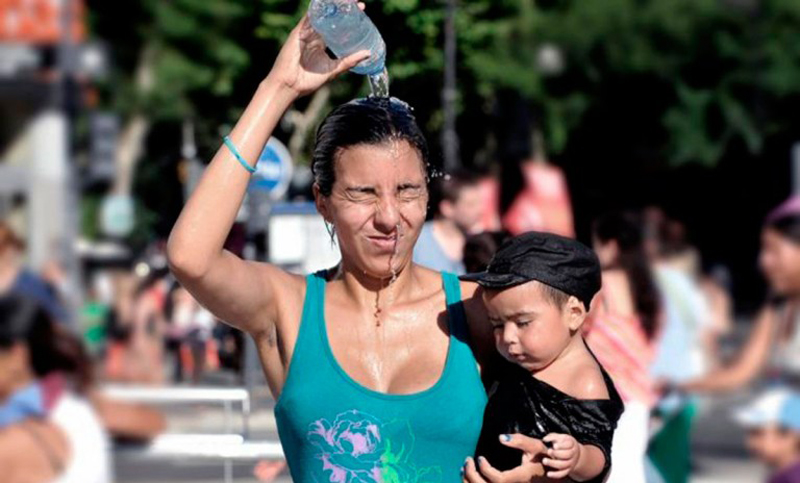 Con gorro y a la sombra: alerta naranja por altas temperaturas para Rosario