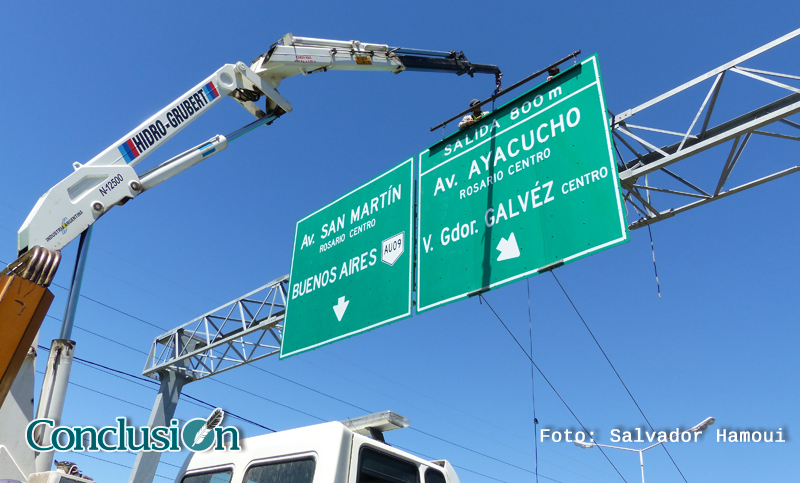 Colocación de carteles nuevos en Avenida Circunvalación
