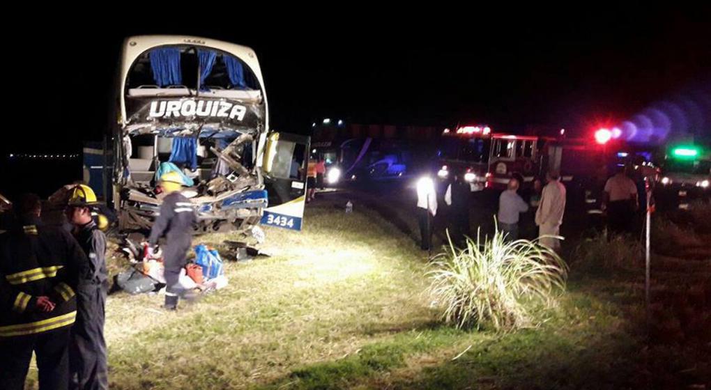 Decenas de heridos al chocar un micro y un camión en autopista a Córdoba
