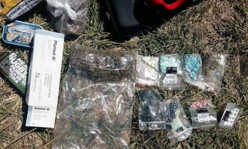 Detienen a cuatro jóvenes en la ruta 2 cuando tiraron una bolsa con drogas