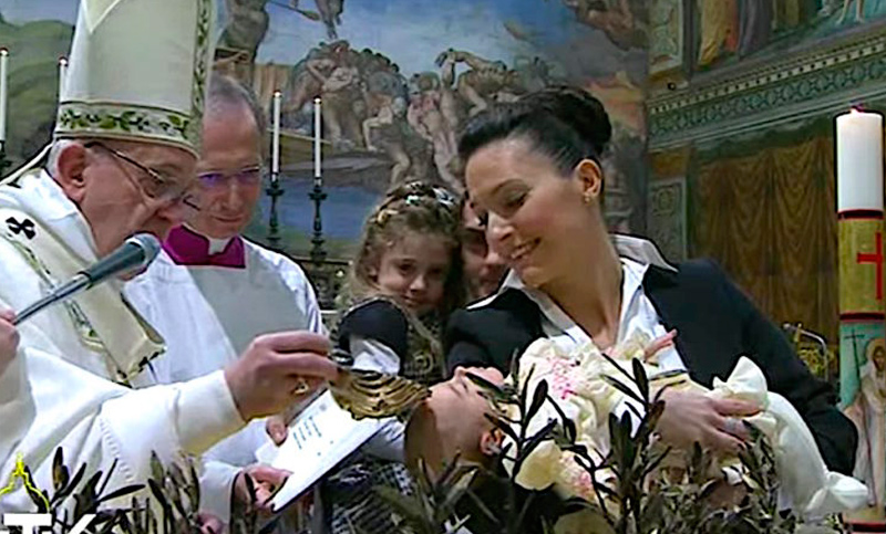El Papa Francisco bautizó a 28 niños en la Capilla Sixtina