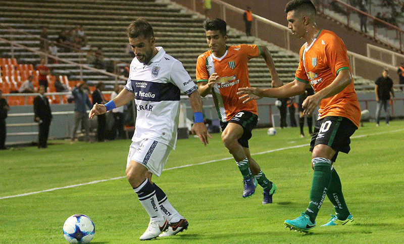 Banfield, el primer campeón del año: venció a Gimnasia en Mar del Plata