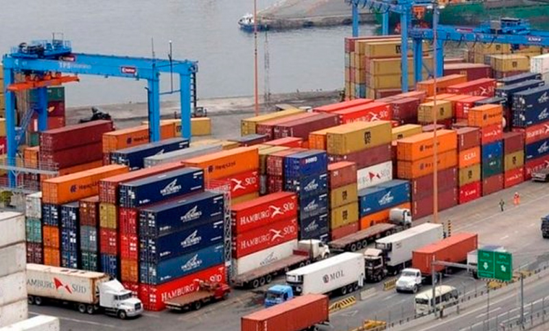 Gobierno amenaza con abrir más las importaciones si empresarios suben precios