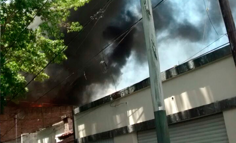 Un fuerte incendio se desató en la zona sur de la ciudad