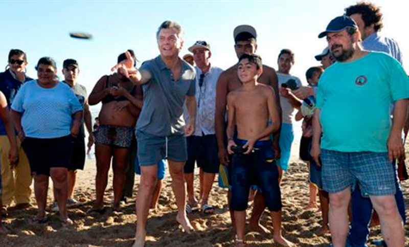 Macri jugó al tejo con chicos de la Villa 31 en la playa de Chapadmalal