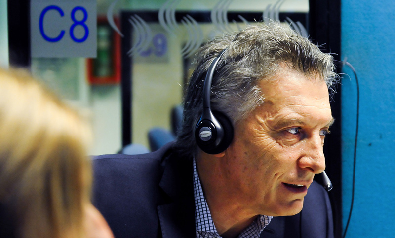 Macri visitó el call center del 130 y atendió el teléfono: «Mauricio, acá del Anses»