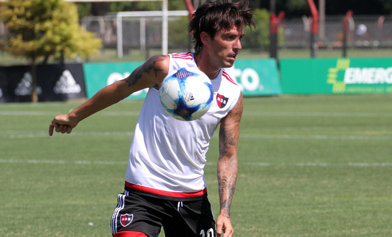 Newell’s venció a Atlético Paraná con goles de Scocco y Amoroso