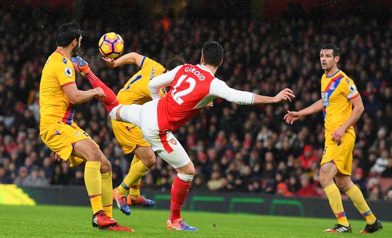 Giroud convirtió un golazo en el inicio del año para Arsenal