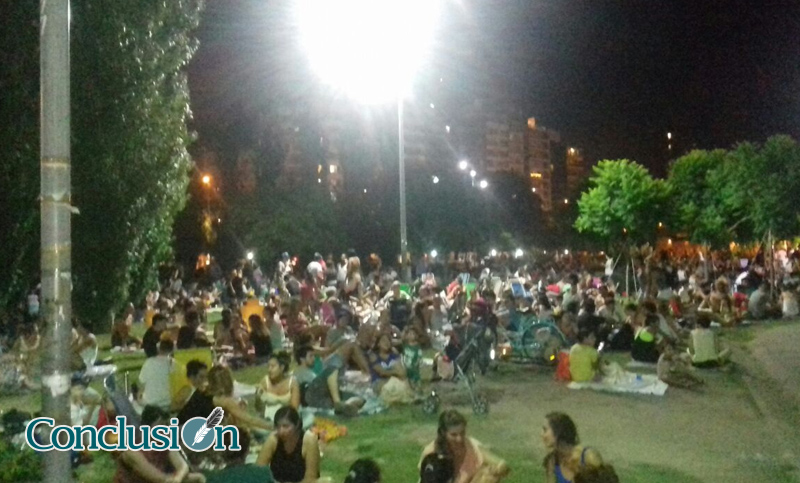Parque de las Colectividades se copó con el primer picnic nocturno