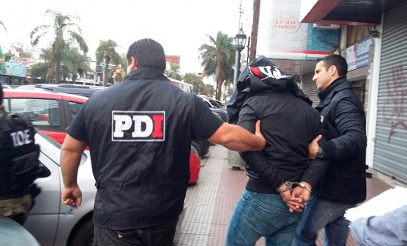 Detienen a un matrimonio acusado de abusar de su hija de 16 años