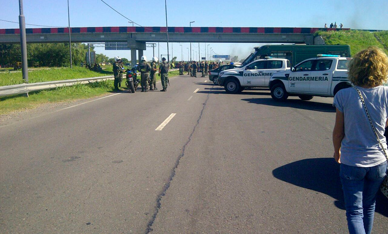Violento intento de desalojo en el piquete de la autopista Rosario-Buenos Aires