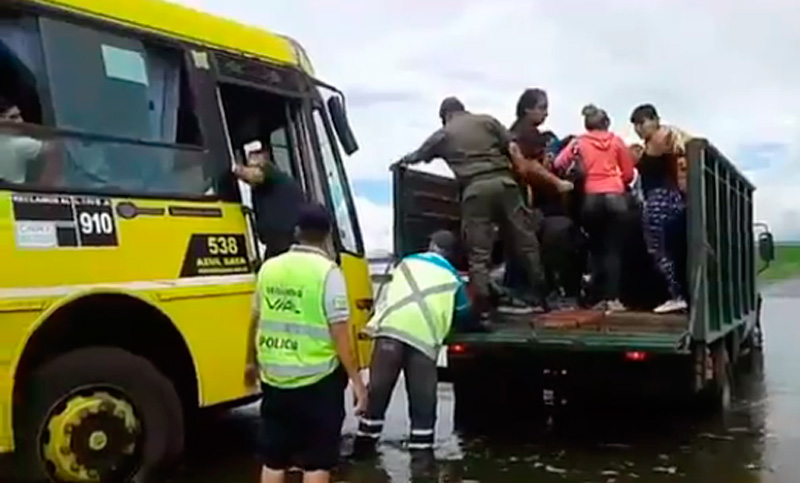 Pasajeros de la línea A debieron ser socorridos en la ruta anegada