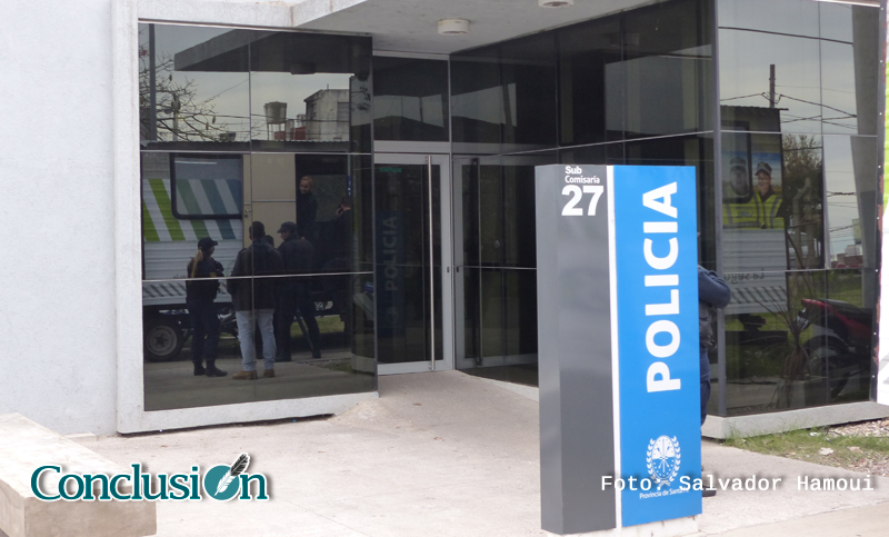 Arrebataron cartera, huyeron, chocaron y fueron detenidos