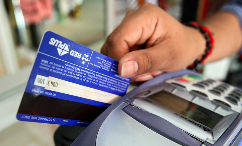 La Afip oficializó la obligación de aceptar tarjetas de débito