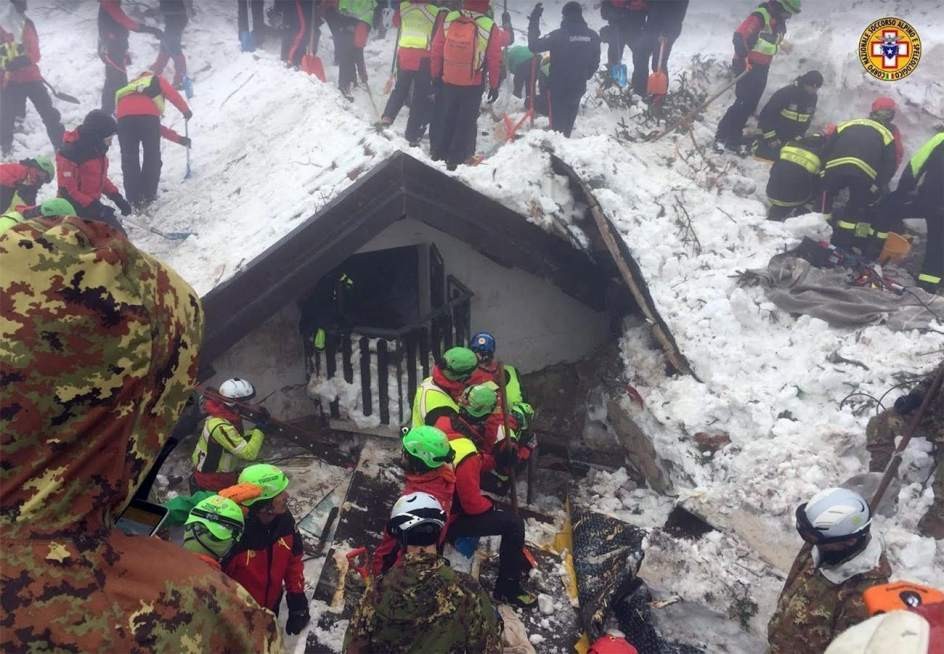 Italia: encontraron seis nuevos cuerpos del hotel sepultado tras el alud