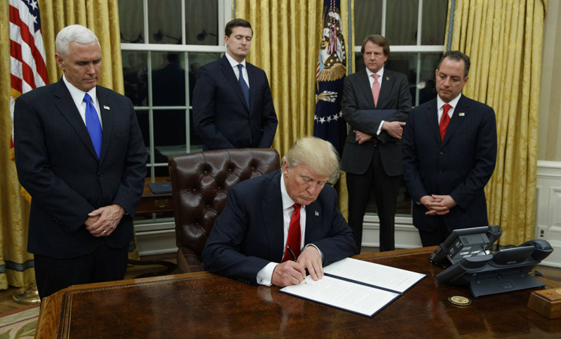 Trump firmó sus primeros decretos como Jefe de Estado