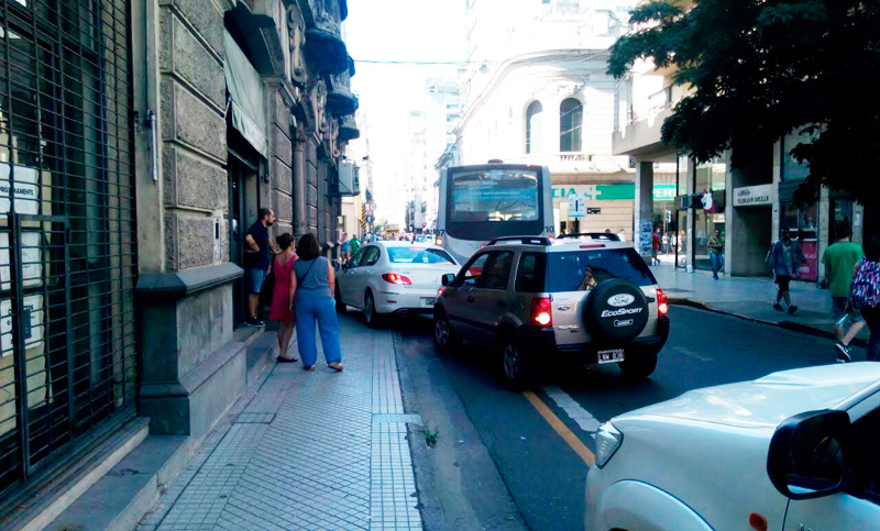 Peligrosa maniobra para tratar de superar un inconveniente