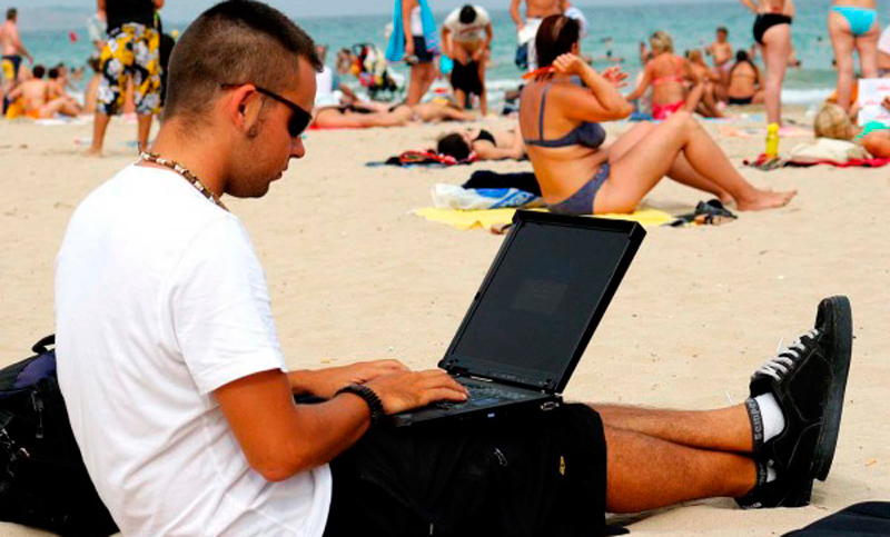 Trabajar desde la playa, una nueva opción para planear tus vacaciones