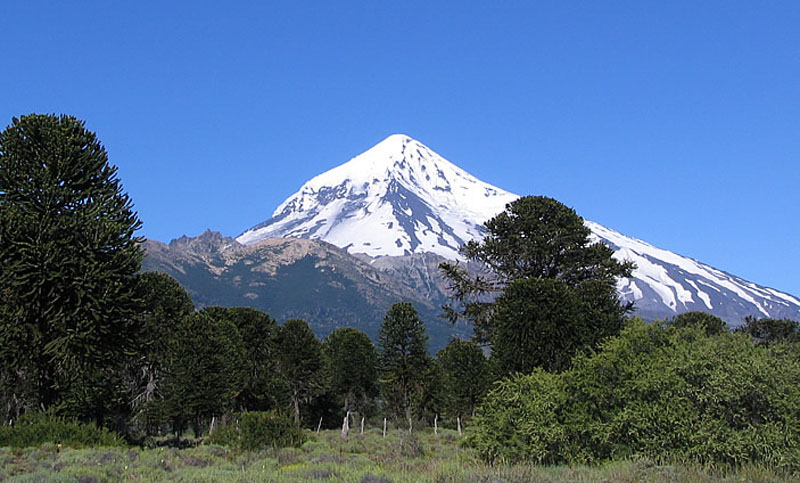 Suspenden el ascenso al volcán Lanín porque rige alerta amarilla