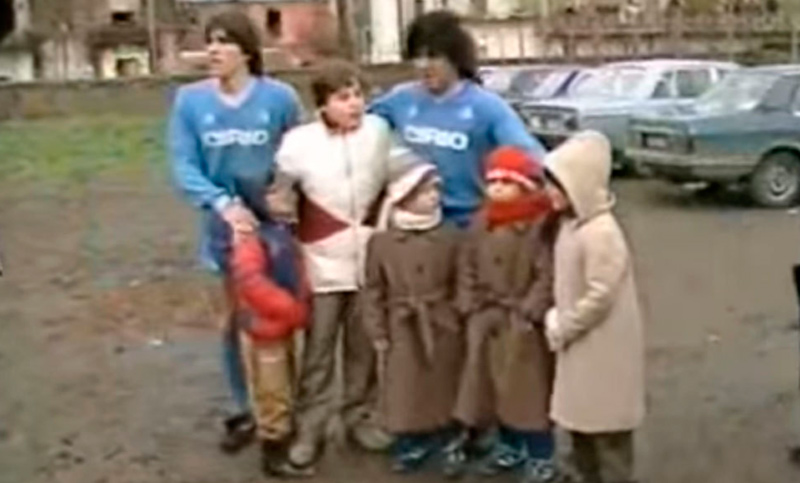 El día que Maradona jugó en el barro por un niño enfermo