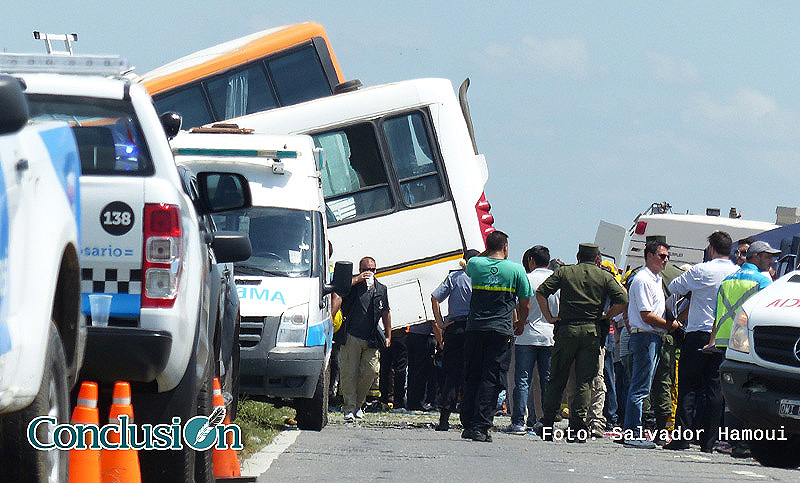 Doce muertos y decenas de heridos tras grave choque de dos micros en la ruta 33