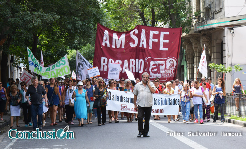 Protesta de Amsafe Rosario, ATE Rosario y Siprus en plaza San Martín