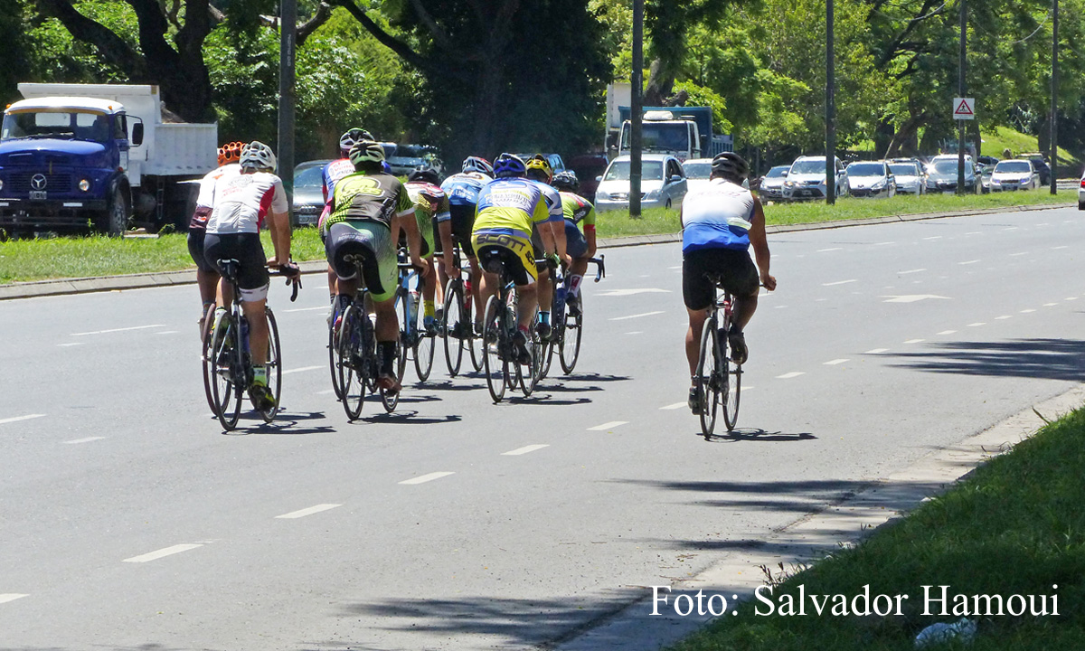 ¿El Tour de France en Rosario? No, ciclistas por avenida Belgrano