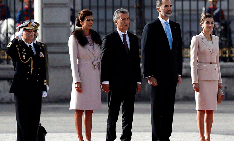 Los reyes de España dan la bienvenida a Macri y su esposa en el Palacio Real