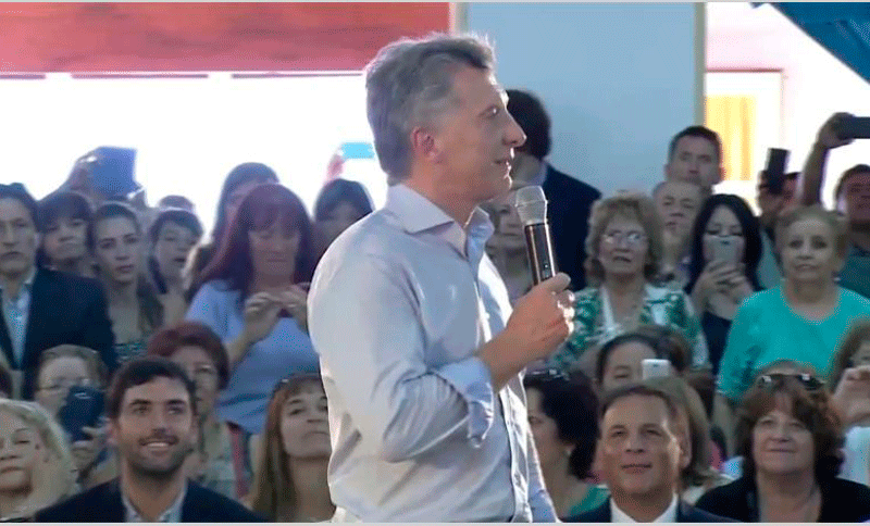 Macri se mostró con Basavilbaso en un centro de jubilados en San Luis