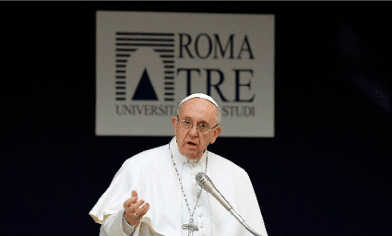 El Papa pide a universitarios dialogar sin computador y con el corazón