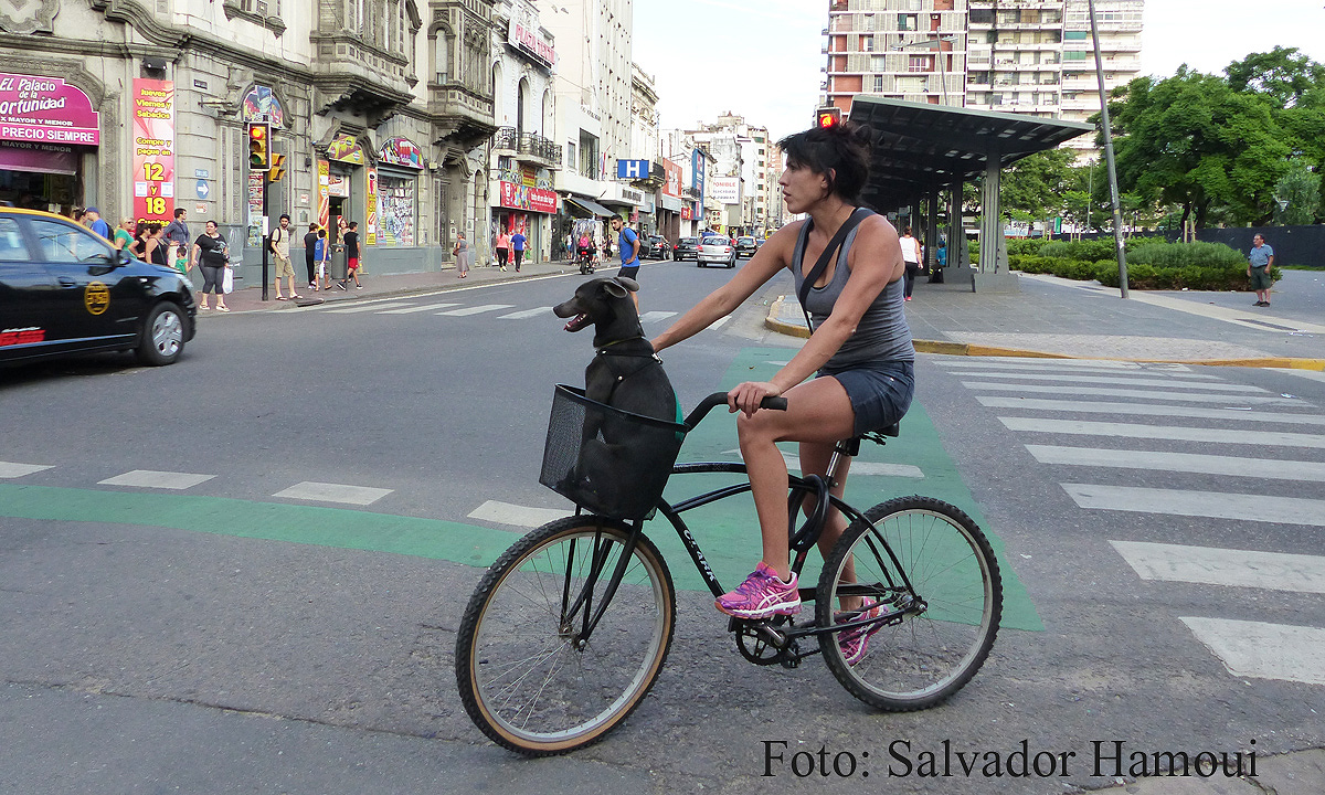 Ella, él, la bici y un paseo por la ciudad