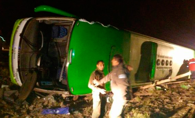 El micro que volcó en Mendoza iba a 100 kilómetros por hora