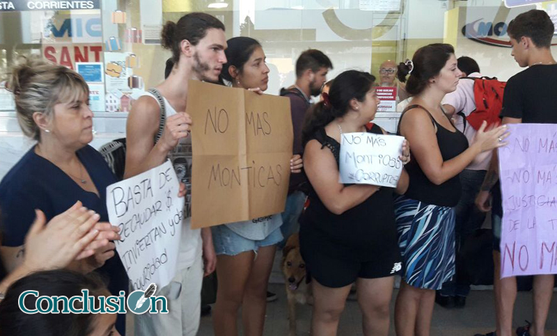 Centenares de personas protestaron en la terminal de ómnibus contra Monticas