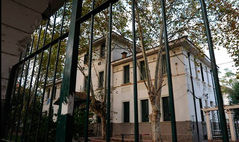 Un brote psicótico y dos cuchillas: fue detenido y trasladado al hospital